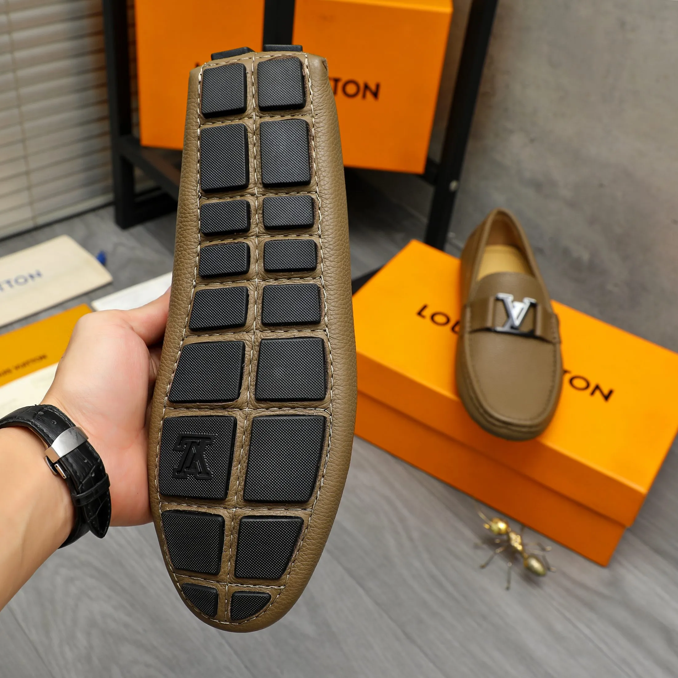 Men's shoes 💰420 Product trademark: LV "Louis Vuitton" casual slip-on shoes Regular size: 38-46 (45.46 custom-made, non-returnable) Product materials: Selected pebbled cowhide upper, sheepskin lining, original rubber outsole